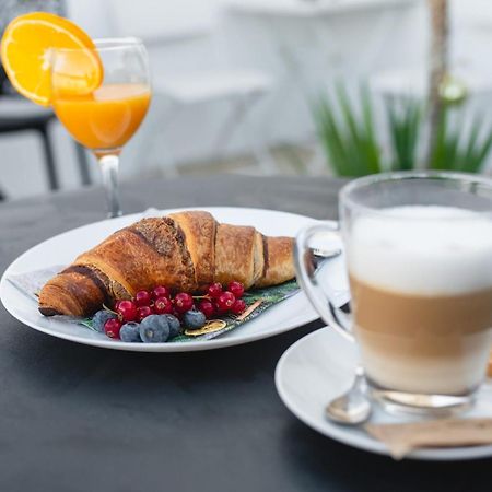 Privilege Suite Pietà Екстериор снимка